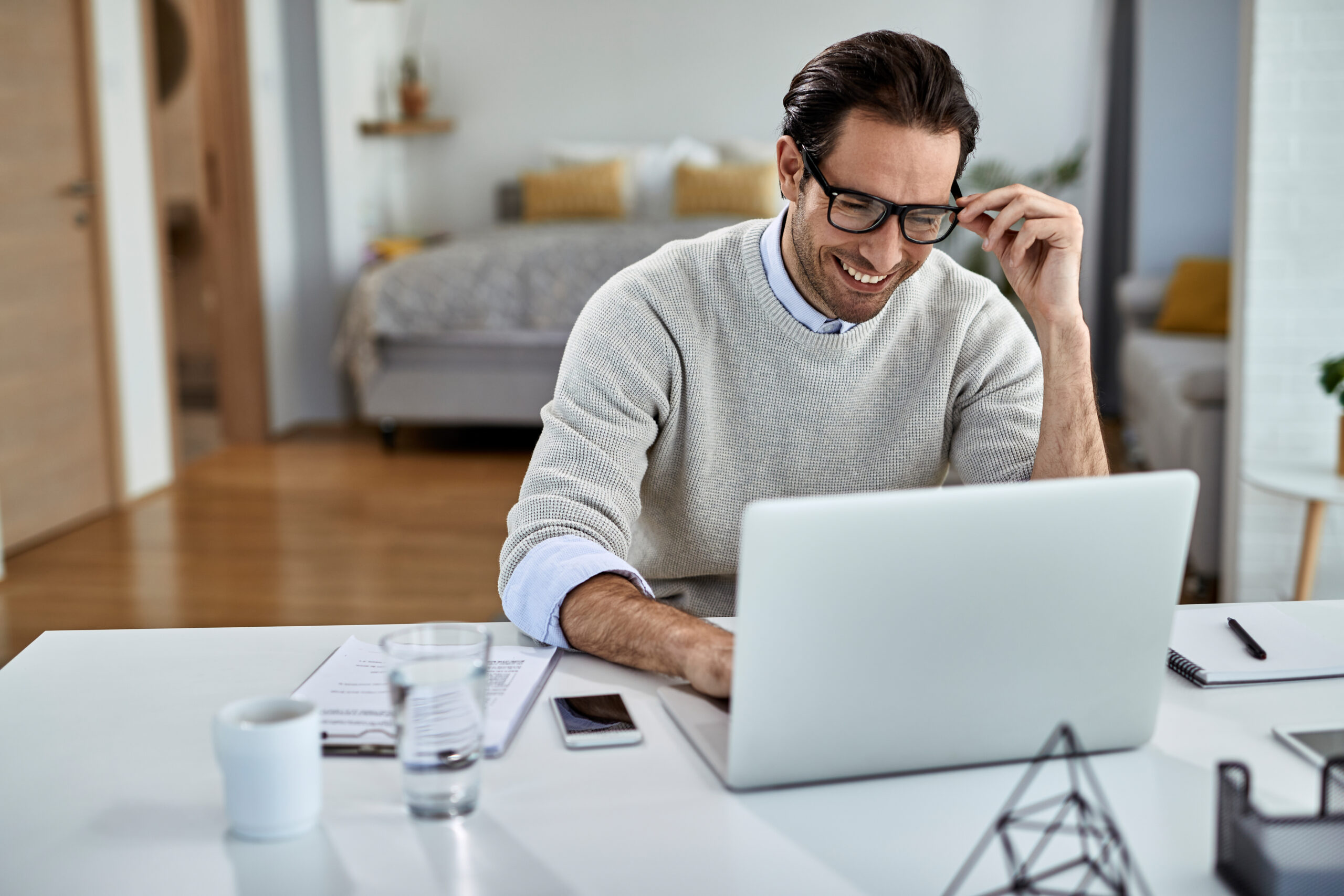 homem trabalhando em um notebook - trabalhador PJ pejota pejotização